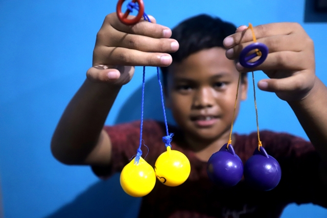 PERMAINAN JADUL: Lato-lato atau yang dikenal dengan sebutan etek-etek merupakan salah satu permainan tradisional yang kembali terkenal di kalangan anak masa kini. (Sofan Kurniawan/Jawa Pos Radar Mojokerto)