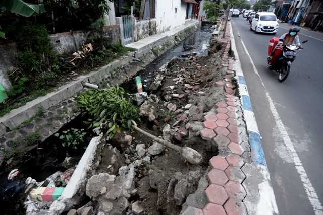 KONDISI trotoar ambrol di Jalan Brawijaya Lingkungan Kedungkwali, Kota Mojokerto, Rabu (30/11) kemarin. (Sofan Kurniawan/Jawa Pos Radar Mojokerto)