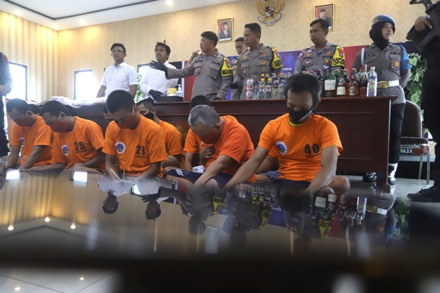 TERJERAT: Sejumlah tersangka kasus narkoba ditunjukkan saat konferensi pers akhir tahun di Mapolres Mojokerto Kota, kemarin. (Sofan Kurniawan/Jawa Pos Radar Mojokerto)