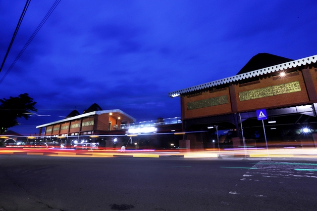 DESTINASI: Skywalk Mojopahit yang berada di kawasan Alun-Alun Kota Mojokerto yang akan dijadikan sebagai pusat kuliner mulai tahun 2023. (Sofan Kurniawan/Jawa Pos Radar Mojokerto)
