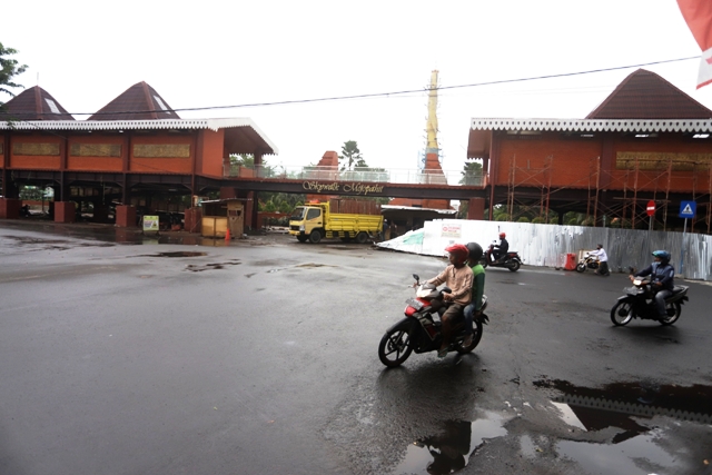 IKON KOTA: Skywalk Mojopahit menjadi salah satu dari empat proyek infrastrukur yang dibangun bersamaan di kawasan Alun-Alun Kota Mojokerto. (Sofan Kurniawan/Jawa Pos Radar Mojokerto)