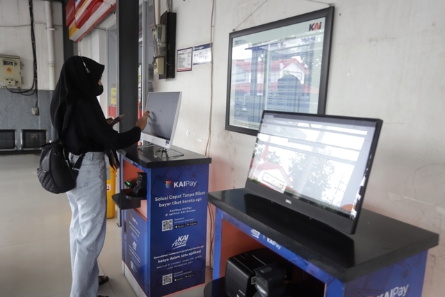 SEPI: Suasana penjualan tiket di loket Stasiun Mojokerto terpantau sepi menjelang Nataru 2025. (Sofan Kurniawan/Jawa Pos Radar Mojokerto)