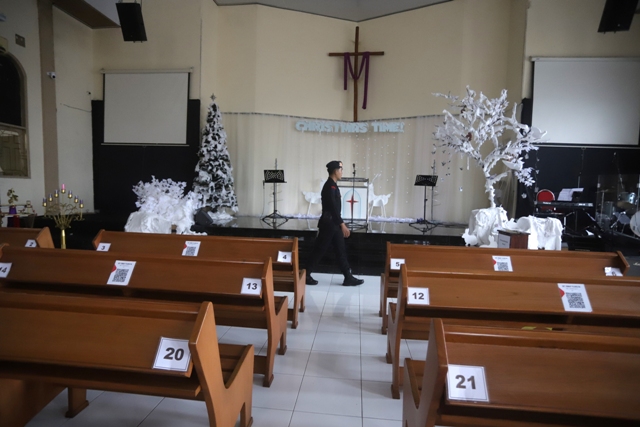 DETEKSI DINI: Tim Jibom Polda Jatim dan Satsabhara Polres Mojokerto Kota melakukan sterilisasi di Gereja Kristus Tuhan Filadelfia (GKTF), kemarin. (Sofan Kurniawan/Jawa Pos Radar Mojokerto)