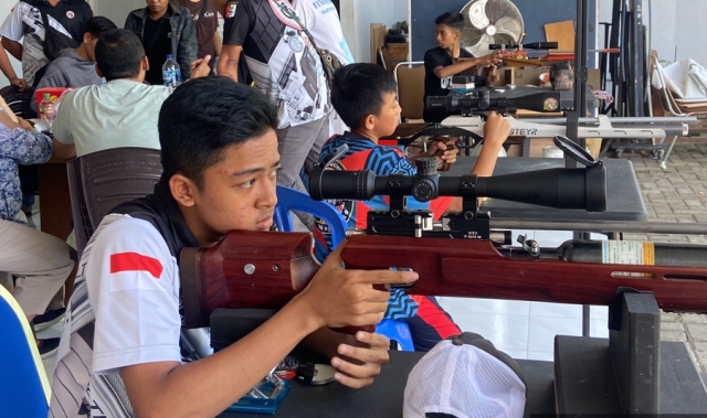 KONSENTRASI: Penembak junior Kabupaten Mojokerto berlatih bersama di lapangan tembak Mapolres Mojokerto di Mojosari, Minggu (18/12).