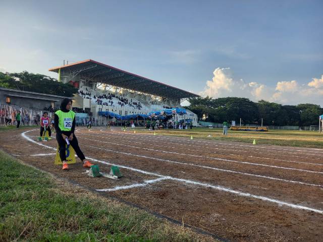 TAMBAH PORSI: Sprinter putri Kabupaten Mojokerto bersiap menghadapi nomor lari estafet 4 x 100 meter di Kejurda Jatim di Magetan, Minggu (11/12).