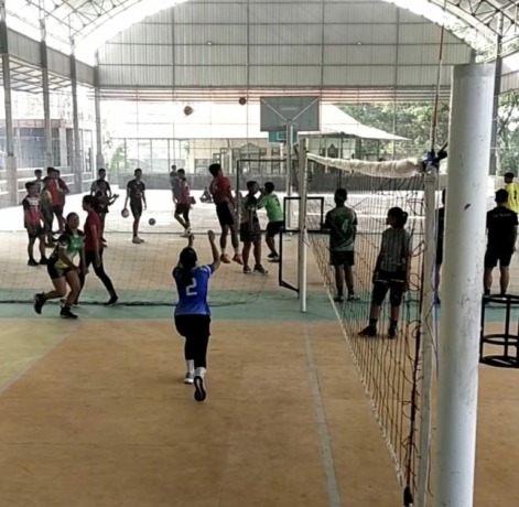 KETAT: Pemain voli Kabupaten Mojokerto menjalani seleksi tim Porprov VIII di GOR SMA Diponegoro, Gondang, Kamis (8/12)