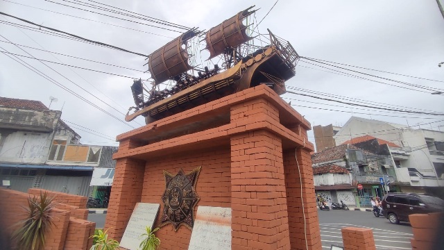 SENI: Monumen Perahu Majapahit di persimpangan Jalan Mojopahit, Kota Mojokerto, sedikit banyak menggambarkan transportasni kuno di abad 13-15 tersebut. (Martda Vadetya/Jawa Pos Radar Mojokerto)