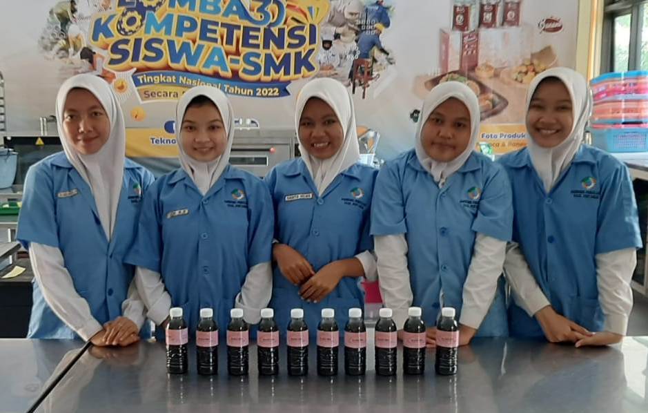 ALAMI: Siswa SMKN 2 Mojokerto memproses pembuatan minuman herbal Sejaka Biru sebagai bentuk dukungan program Adiwiyata. (Indah Oceananda/Jawa Pos Radar Mojokerto)