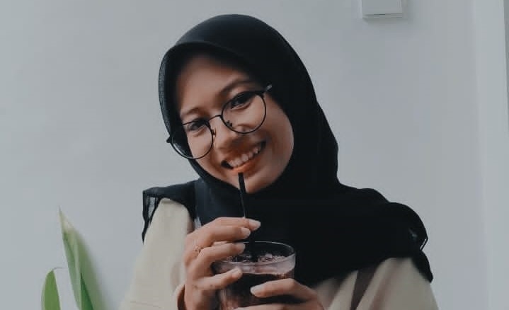 Seorang model memperagakan pemakaian kacamata. (Indah Oceananda/Jawa Pos Radar Mojokerto)