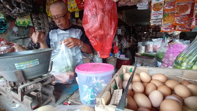 MEROKET: Salah satu penjual melayani pembeli di Pasar Tanjung Anyar, Kota Mojokerto, kemarin (3/12). Menjelang Natal dan tahun baru, harga telur ayam mengalami kenaikan. (Indah Oceananda/Jawa Pos Radar Mojokerto)