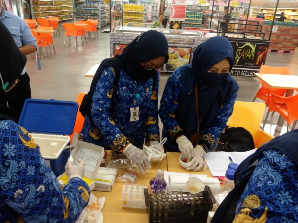 TEST KIT: Petugas Dinkes PPKB Kota Mojokerto menguji pemeriksaan kandungan bahan berbahaya pada sejumlah produk mamin di salah satu pasar swalayan, kemarin (19/12). (Indah Oceananda/Jawa Pos Radar Mojokerto)