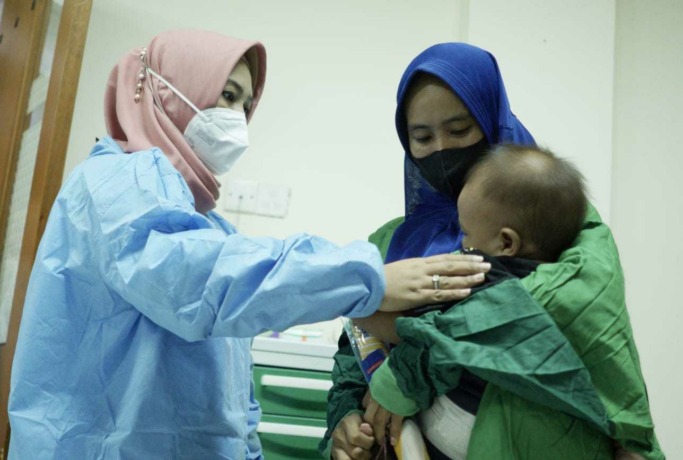 LAYANAN: Wali Kota Ika Puspitasari saat menjenguk salah satu pasien yang mengikuti program operasi gratis di RSUD dr Wahidin Sudiro Husodo.