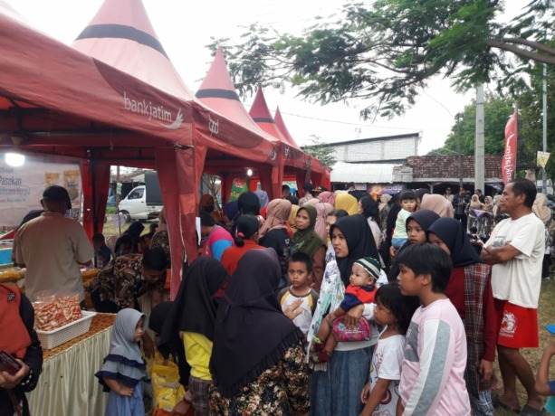DIBURU : Warga berdesakan memburu operasi pasar di rest area Palem Kembar, Desa Seduri, Kecamatan Mojosari.