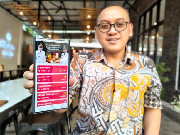 INOVATIF: Kepala Disperindag Kabupaten Mojokerto, Iwan Abdillah, menunjukkan aplikasi SinergiSmart yang terintegrasi dengan nomor WhatsApp forkopimda.