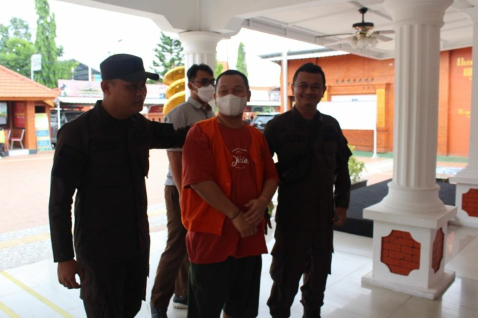 DIGELANDANG: Tersangka Direktur PT Sinar Pembangunan Abadi, RW, 43, digiring penyidik Kejari Kabupaten Mojokerto ke Lapas Kelas IIB Mojokerto.