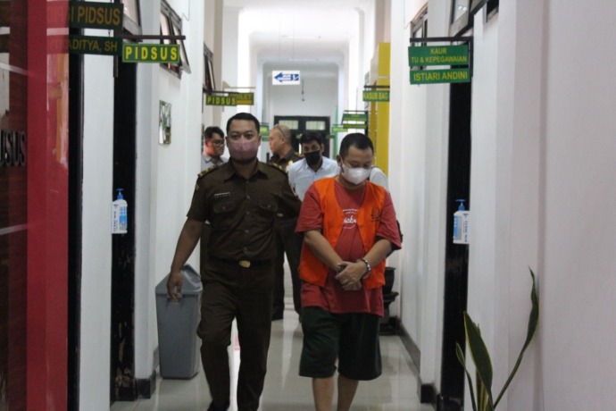 DIGELANDANG: Tersangka Direktur PT Sinar Pembangunan Abadi, RW, 43, digiring penyidik Kejari Kabupaten Mojokerto ke Lapas Kelas IIB Mojokerto, beberapa waktu lalu. (Khudori Aliandu/Jawa Pos Radar Mojokerto)