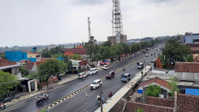 LANCAR: Ruas Jalan Empunala Kota Mojokerto sudah siap difungsionalkan untuk dilalui kendaraan di dua lajur untuk mendukung kelancaran lalu lintas di tahun baru 2023. (Rizal Amrulloh/Jawa Pos Radar Mojokerto)
