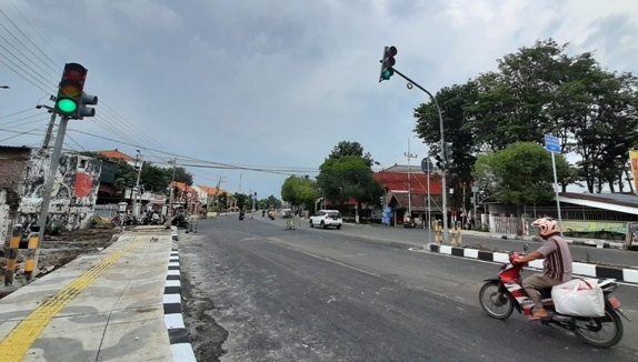 LALU LINTAS: Traffic light di persimpangan jalan Pasar Burung Empunala, Jalan Empunala, Kota Mojokerto telah berfungsi untuk mengendalikan arus lalu lintas. (Rizal Amrulloh/Jawa Pos Radar Mojokerto)