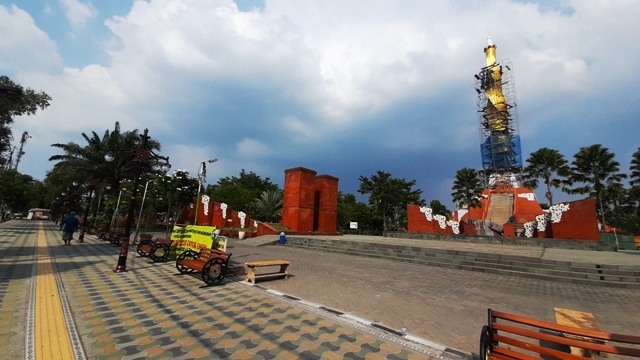 INFRASTRUKTUR: Proyek Skywalk Mojopahit dan tugu yang dibangun bersamaan di kawasan Alun-Alun Kota Mojokerto. (Rizal Amrulloh/Jawa Pos Radar Mojokerto)