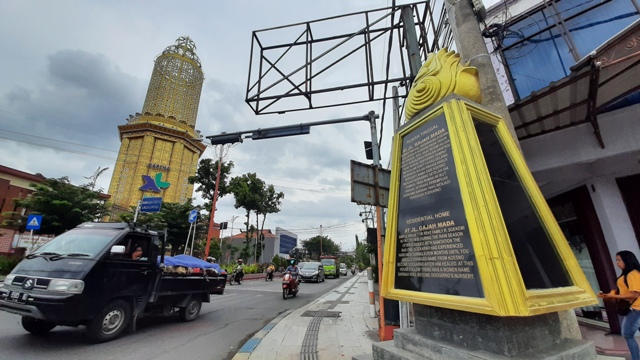 JEJAK SEJARAH: Prasasti yang berada di Jalan Gajah Mada/Jalan Residen Pamoedji sebagai tetenger dari rumah tinggal Soekarno semasa kecil di Kota Mojokerto. (Rizal Amrulloh/Jawa Pos Radar Mojokerto)