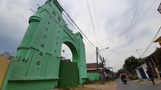 BERSEJARAH: Gapura makam di Lingkungan Kedungsari, Kelurahan Gununggedangan, Kecamatan Magersari yang menjadi salah satu objek yang diusulkan untuk ditetapkan sebagai cagar budaya. (Rizal Amrulloh/Jawa Pos Radar Mojokerto)