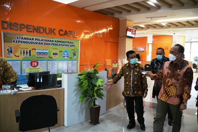 INOVASI: Kepala Dispendukcapil Kota Mojokerto Ikromul Yasak saat mendampingi Dirjen Kependudukan dan Pencatatan Sipil Zudan Arif Fakrulloh saat menijau pelayanan adminduk di MPP Gajah Mada.