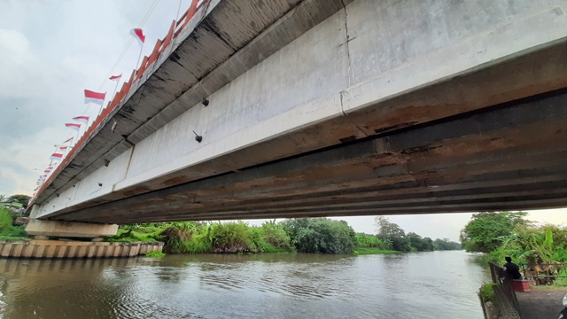 TENGGELAM: Bangkai girder di bawah jembatan Rejoto, Kecamatan Prajurit Kulon, Kota Mojokerto akan dilakukan pengangkatan untuk keamanan konstruksi jembatan. (Rizal Amrulloh/Jawa Pos Radar Mojokerto)