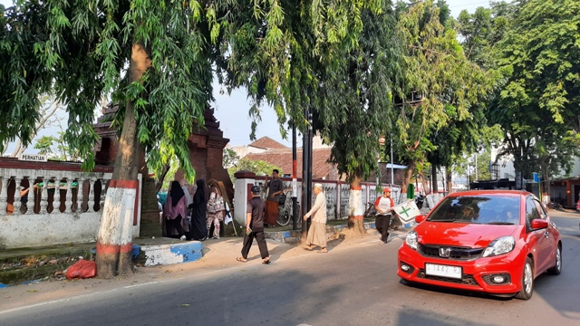 DISEMAYAMKAN: Masyarakat mengiringi pemakaman di Kelurahan/Kecamatan Kranggan, Kota Mojokerto. (Rizal Amrulloh/Jawa Pos Radar Mojokerto)