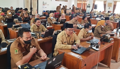 PENILAIAN: Peserta seleksi P3K guru mengikuti penilaian kesesuaian yang diuji oleh kepala sekolah, guru senior, dan pengawas sekolah di aula Dikbud Kota Mojokerto, beberapa waktu lalu. (dok Jawa Pos Radar Mojokerto)