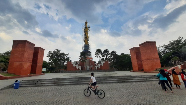 MASIH DIKERJAKAN: Para pekerja proyek tugu Alun-Alun Kota Mojokerto tengah menuntaskan pekerjaan, Selasa (20/12). (Rizal Amrulloh/Jawa Pos Radar Mojokerto)