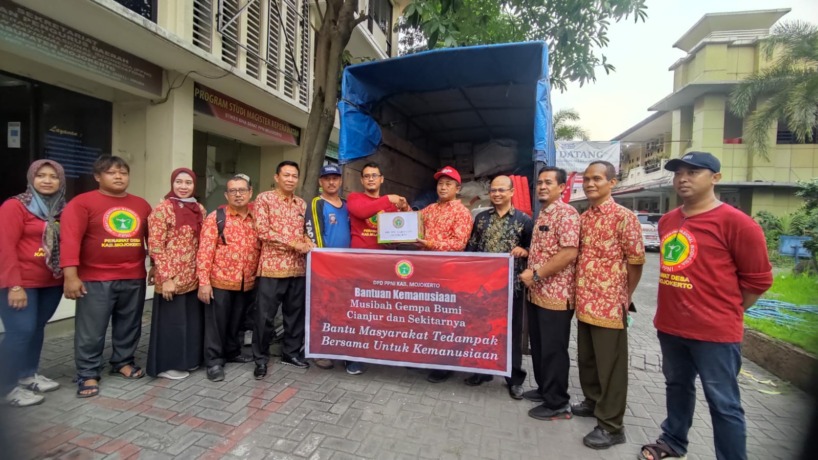 PEDULI: DPD PPNI Kabupaten Mojokerto memberangkatkan sejumlah bantuan kemanusiaan dan relawan perawat untuk para korban gempa bumi Cianjur, Jumat (2/12) siang. (Martda Vadetya/Jawa Pos Radar Mojokerto)