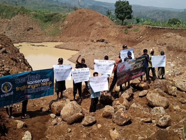 PROTES: Galian C di kawasan Jatidukuh, Kecamatan Gondang mendapat protes dari warga sekitar beberapa waktu lalu. (dok Jawa Pos Radar Mojokerto)