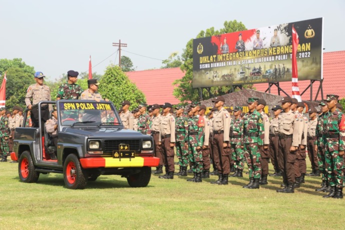 DIPERKUAT: Kapolda Jatim Irjen Pol Toni Hermanto bersama Dirdik Kodiklatal Laksma Dato Rusman Sutan Nurdin mengecek kesiapan peserta didik saat pembukaan diklat di SPN Polda Jatim, Desa Puloniti, Kecamatan Bangsal, kemarin. (Martda Vadetya/Jawa Pos Radar