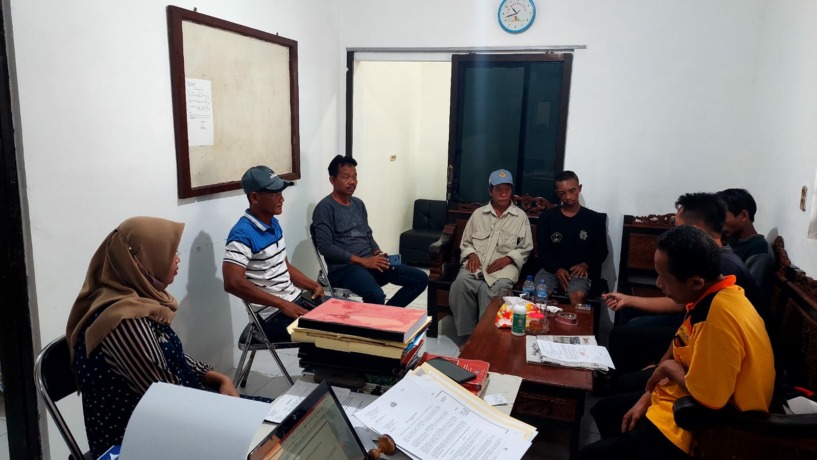 PENANGANAN: Pelaku dan korban saat dimediasi petugas di Mapolsek Jatirejo untuk menyelesaikan kasus secara restorative justice.