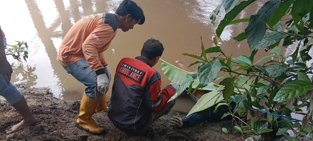 DIEVAKUASI: Mayat pria misterius yang ditepikan relawan di bibir Sungai Brantas, Desa Ngrame, Kecamatan Pungging, dievakuasi ke RS Bhayangkara Pusdik Sabhara Porong. (Martda Vadetya/Jawa  Pos Radar Mojokerto)