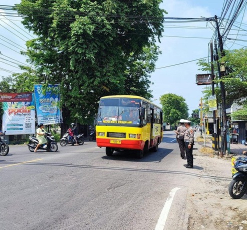 PREVENTIF: Petugas Satlantas Polres Mojokerto memeriksa kondisi lalu lintas di Jalan Nasional Kabupaten Mojokerto, kemarin (15/12). (Martda Vadetya/Jawa Pos Radar Mojokerto)