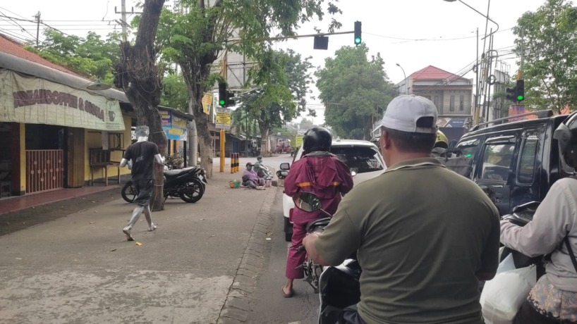 MARAK: Para pengemis dan manusia silver yang mangkal di Simpang Empat Awang-Awang, Mojosari, mengais iba para pengguna jalan yang melintas di Jalan Raya Mojosari-Pacet, kemarin. (Martda Vadetya/Jawa Pos Radar Mojokerto)