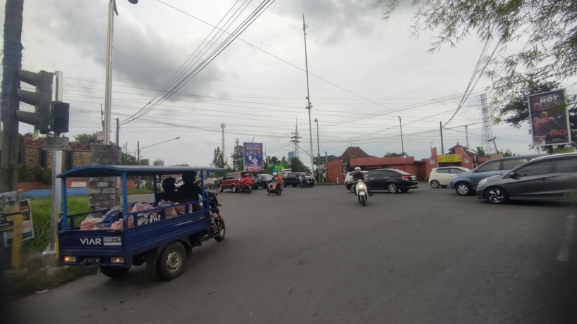 RAWAN MACET: Simpang Tiga Klenteng Mojosari jadi salah satu ruas jalan yang rawan menimbulkan kemacetan lalu lintas akibat bottleneck. (Martda Vadetya/Jawa Pos Radar Mojokerto)