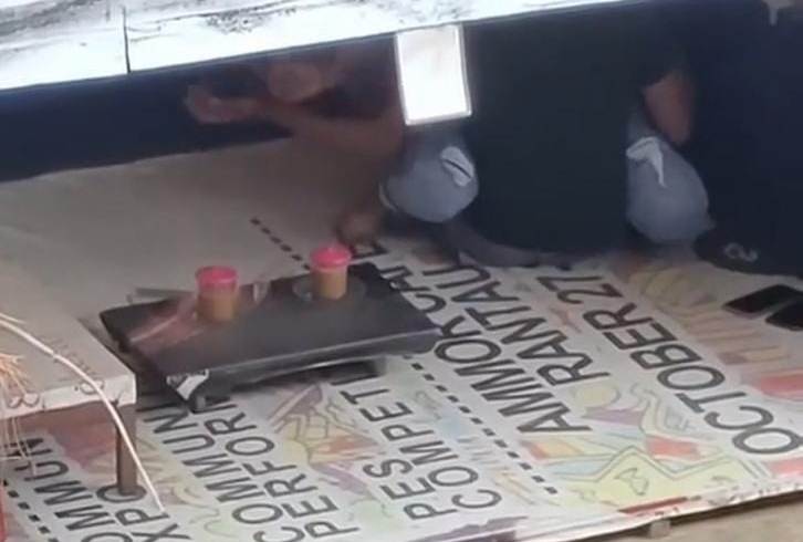 BIKIN GEMPAR: Tangkapan layar rekaman video viral dugaan aksi mesum sejoli di wilayah Trawas yang sedang diselidiki polisi. (Martda Vadetya/Jawa Pos Radar Mojokerto)