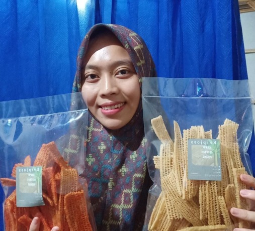 UNIK NAN GURIH: Rizki Amalia, warga Desa Rejosari, Kecamatan Jatirejo, Kabupaten Mojokerto, menunjukkan produk olahan keripik pelepah pisang buatannya. (Yulianto Adi Nugroho/Jawa Pos Radar Mojokerto)