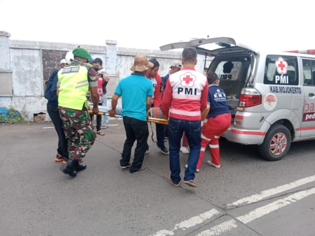 NAHAS: Proses evakuasi korban terjatuh dari bus di Terminal Kertajaya, Kota Mojokerto, kemarin. (Yulianto Adi Nugroho/Jawa Pos Radar Mojokerto)
