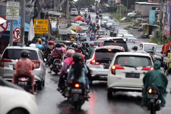 PADAT: Jalur wisata di Kabupaten Mojokerto mengalami peningkatan volume kendaraan di puncak libur panjang natal dan tahun baru, kemarin. (Sofan Kurniawan/Jawa Pos Radar Mojokerto)