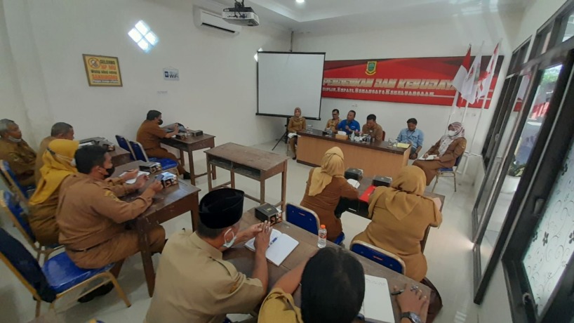 RAKOR: Panitia event Lato-Lato Challenge, GM Jawa Pos Radar Mojokerto Abi Muklisin (baju biru) memaparkan rencana event bersama Kepala Dikbud Kota Mojokerto Amin Wachid (nomor tiga dari kanan) dan Manajer Event JPRM Arief Hikmawan (kemeja biru muda) di Au