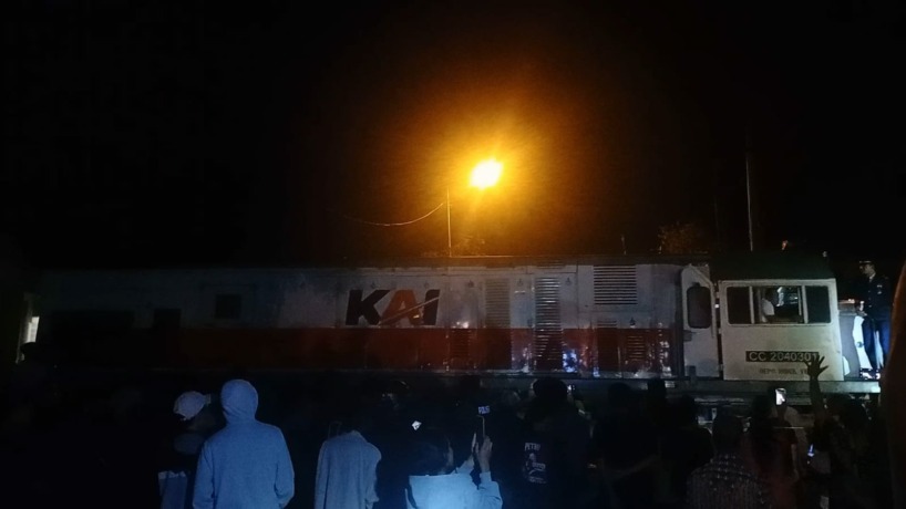 LANJUTKAN PERJALANAN: KA Sancaka jurusan Jogja-Surabaya melintas usai bertabrakan dengan truk pengangkut mobil di perlintasan tanpa palang pintu, Dusun Damarsi, Desa Kepuhanyar, Kecamatan Mojoanyar, Kabupaten Mojokerto, Kamis (26/1) malam. (Yulianto Adi N