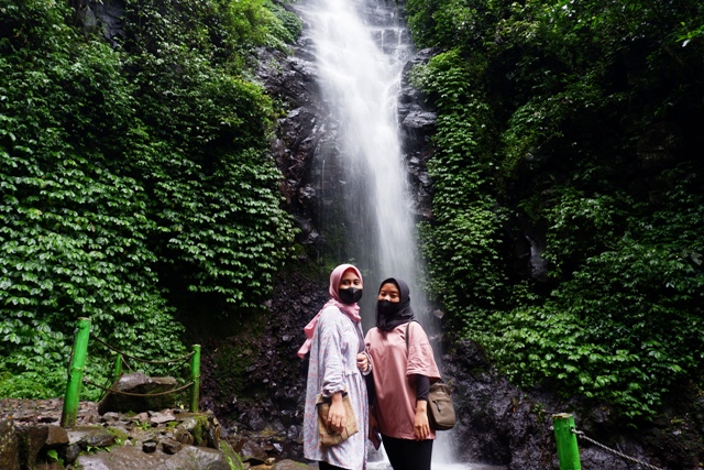 PESONA ALAM: Pengunjung menikmati suasana sejuknya air terjun di kawasan wisata Air Terjun Dlundung, Rabu (25/01). (Galih for JPRM)