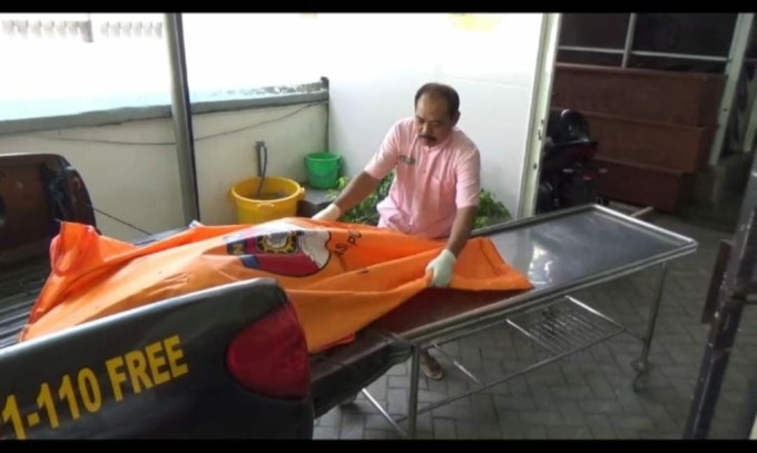 DISELIDIKI: Seorang petugas medis tengah mengevakuasi mayat yang ditemukan di Wonosalam, Minggu (8/1). (dok Jawa Pos Radar Jombang)