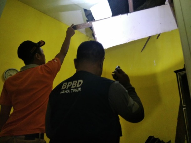 JEBOL: Plafon rumah warga di Kecamatan Jetis, Kabupaten Mojokerto mengalami kerusakan parah pasca dilintasi angin puting beliung, Minggu (8/1/2023) malam. (Yulianto Adi Nugroho/Jawa Pos Radar Mojokerto)