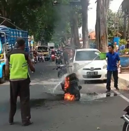 DILALAP API: Motor Yamaha Mio bernopol W 4530 XB yang terbakar di sekitar SMK Pahlawan, Kelurahan Kauman, Kecamatan Mojosari, Senin (9/1). (Martda Vadetya/Jawa Pos Radar Mojokerto)