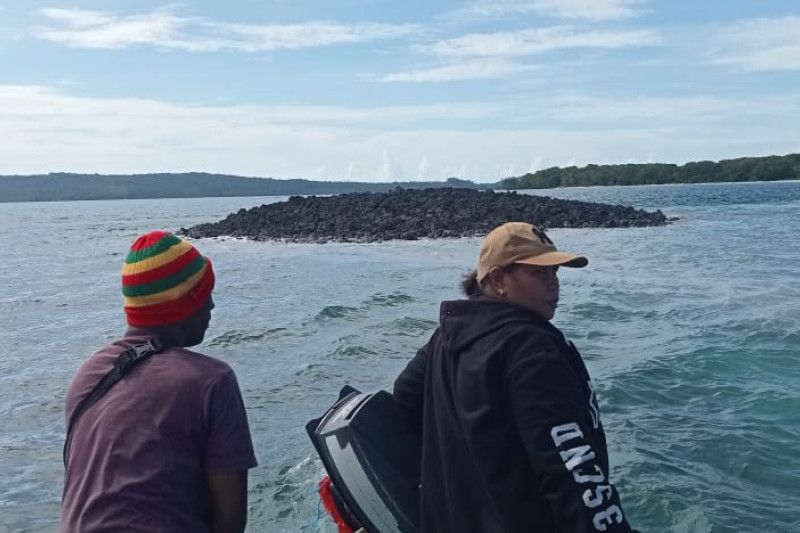 fenomena pulau baru di Desa Teinaman kecamatan Tanimbar utara, pasca gempa berkekuatan magnitudo 7,5 mengguncang Maluku. ANTARA/Ho-Dokumentasi warga.