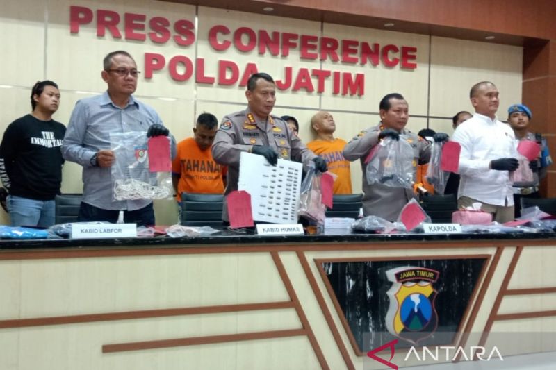 Kapolda Jatim Irjen Polisi Toni Harmanto (dua kanan) menunjukkan barang bukti dari penangkapan pelaku perampokan di rumah dinas Wali Kota Blitar di Mapolda Jatim, Kamis (12/1/2023). ANTARA/Willi rawan
